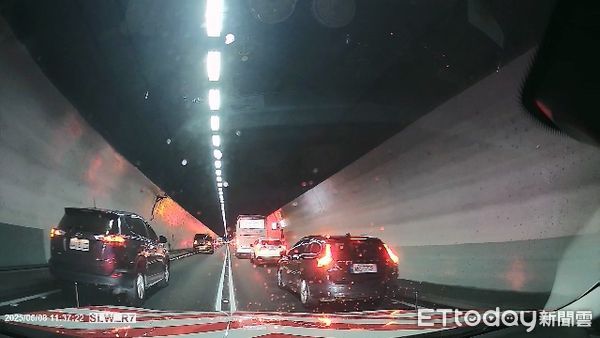 ▲▼國九大隊巡邏車在國五鳴笛開道，讓各醫院救護車及時護送器官北上，雪隊內各車輛也自動緊急左、右靠，讓出中間行車空間。（圖／記者游芳男翻攝，下同）