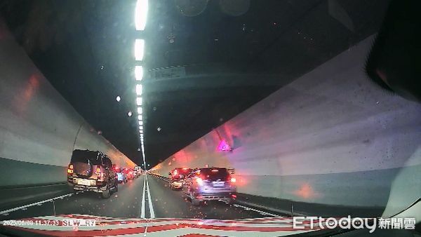 ▲▼國九大隊巡邏車在國五鳴笛開道，讓各醫院救護車及時護送器官北上，雪隊內各車輛也自動緊急左、右靠，讓出中間行車空間。（圖／記者游芳男翻攝，下同）