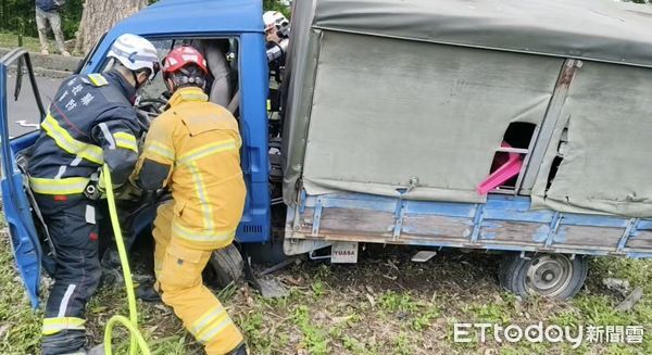▲自小貨車自撞路樹，駕駛受困車內獲救脫困。（圖／記者高堂堯翻攝）