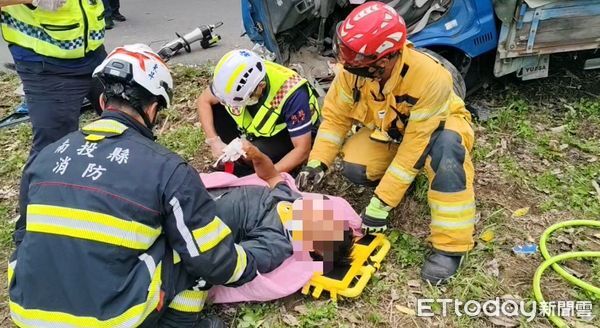 ▲自小貨車自撞路樹，駕駛受困車內獲救脫困。（圖／記者高堂堯翻攝）