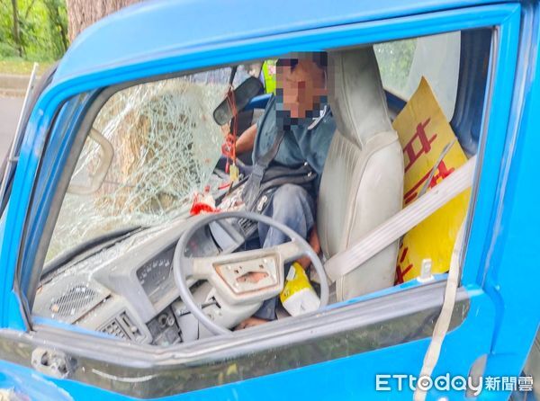 ▲77歲老翁開自小貨車時不慎自撞路樹，受困車內。（圖／記者高堂堯翻攝，下同）