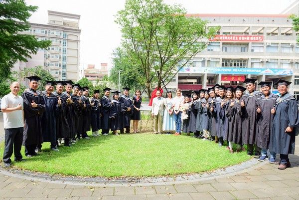 ▲中原大學博雅碩專畢業生捐贈吉野櫻