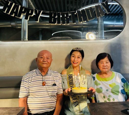 ▲▼方文琳抗癌後迎60大壽！同框2女兒慶生被讚像姊妹。（圖／翻攝自Facebook／方文琳）