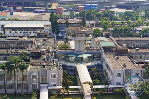 高雄監獄（圖）是性侵犯治療專區，卻爆發管理員性侵受刑人的醜聞。