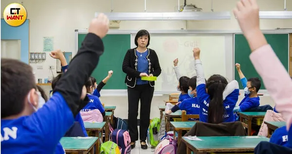 過去是許多孩子心中第一志願的老師一職，如今已光環不再，甚至許多都會區都出現教師出走潮。（示意圖／黃威彬攝）