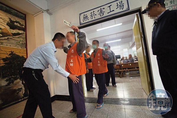 高雄監獄管理員趁受刑人到工場上工，把對方帶進庫房性侵。資料照片，圖非當事人。