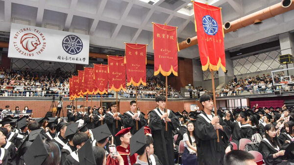 過去莘莘學子積極投入教職，但隨著教師年金改革、行政負擔加大，近年來許多師培生都紛紛「跳船」。（示意圖／翻攝自台師大臉書）