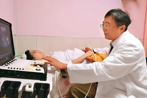 亞大名醫陳泰昌（右）性騷病患，成了官方認證的狼醫。圖中病患非當事人。（亞大附醫提供）