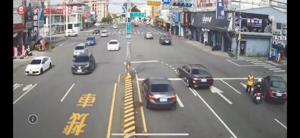 ▲本土劇演員黑支駕駛報廢賓士卻懸掛另一輛車牌上路遭到拖吊。（圖／警方提供）