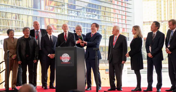 2022年台積電亞利桑那州12吋晶圓廠移機典禮，劉德音、魏哲家、張忠謀、庫克、黃仁勳、蘇姿丰等科技巨頭共同見證。而中鼎則是該廠的工程和建築承包商。（圖／台積電提供）