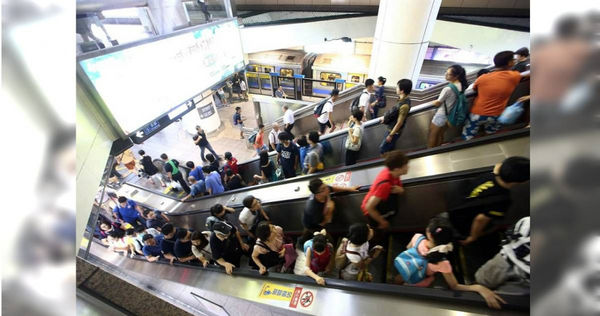 台北捷運101世貿站發生乘客因手扶梯站位問題爆發口角，情侶遭罵後怒追對方，警方獲報到場處理。（圖／報系資料照）