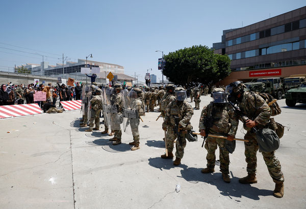 ▲美國洛杉磯近日爆發大規模反對移民突襲行動的抗議潮，川普下令部署國民兵。（圖／路透）