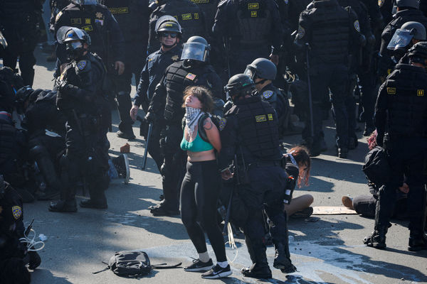 ▲美國洛杉磯近日爆發大規模反對移民突襲行動的抗議潮，川普下令部署國民兵。（圖／路透）