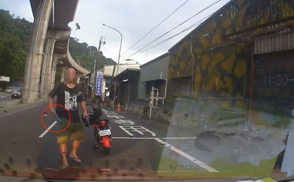 ▲▼陳姓男子攔車並從口袋掏刀恐嚇（紅圈）             。（圖／翻攝臉書爆料公社）