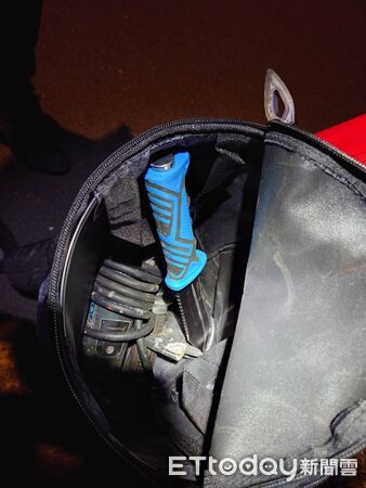 ▲▼三峽警方循線約談陳男到案，從電動車搜出一把刀，微型電動二輪車未懸掛車牌依法開罰             。（圖／記者陳以昇翻攝）