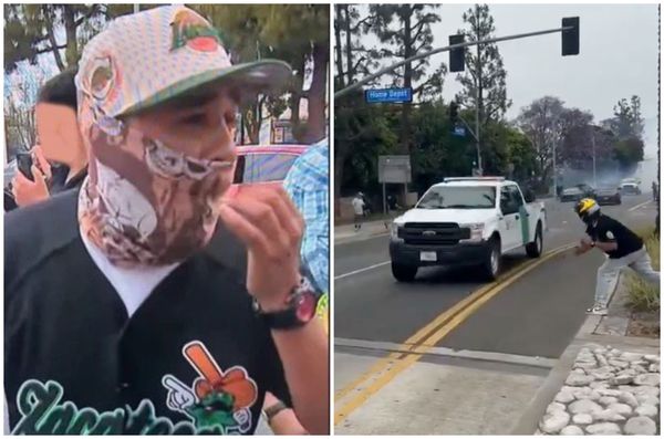 嫌犯身（左圖）身穿黑色上衣、戴鴨舌帽與圖騰面罩，被拍到向警方車輛投擲物品（右圖）。（翻攝X@CollinRugg）