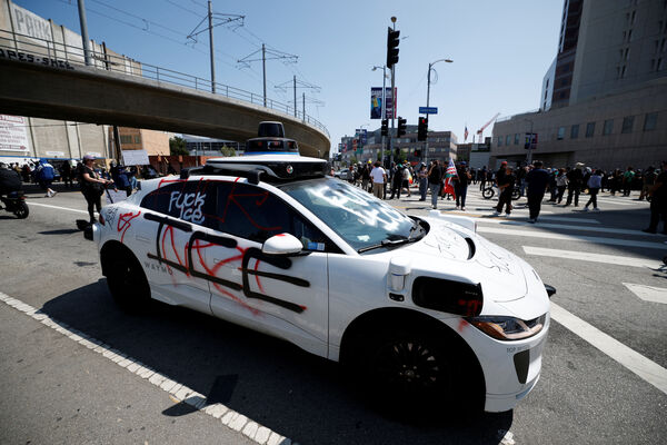 ▲▼洛杉磯抗議,Waymo自動駕駛車輛遭焚毀。（圖／路透社）