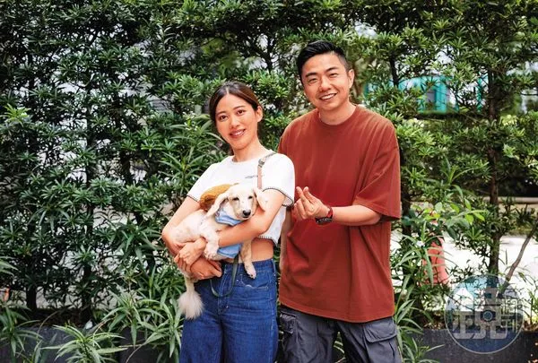 熊爸（右）接到王瞳的閨密琳賽阿姨（左）求救，希望熊爸來家裡了解13歲愛犬MOMO的行為及情緒問題。