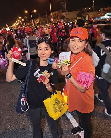 琳賽阿姨（左）是企業家，也開設牛肉麵店，近年積極拍片介紹美食。右為姚黛瑋。	（翻攝自琳賽阿姨臉書）