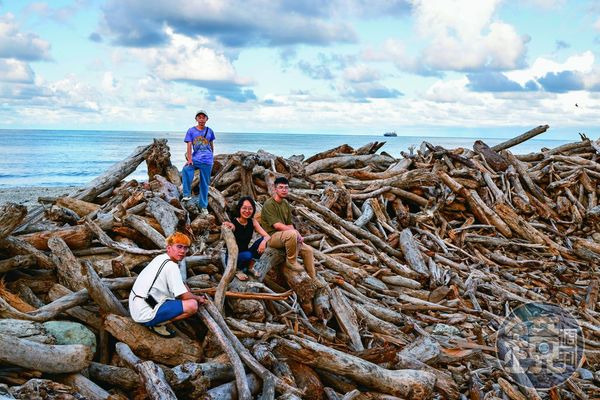 花蓮地震寫生團去年在「跳浪藝術節」展出時，全員人數15人，大家隨機組合、出團，記下花蓮震後的風景變異。前排由左至右為徐立軒、吳優、黃政強，後為王煜松。