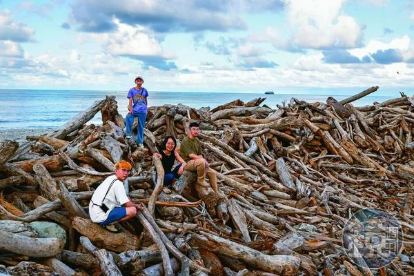 花蓮地震寫生團去年在「跳浪藝術節」展出時，全員人數15人，大家隨機組合、出團，記下花蓮震後的風景變異。前排由左至右為徐立軒、吳優、黃政強，後為王煜松。