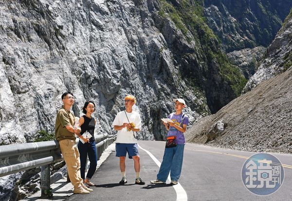 王煜松開車載大家到太魯閣風景區，沿途仍有多處封路、限時通行的路段，寫生團只能把握時間畫畫。由左至右為黃政強、吳優、徐立軒、王煜松。