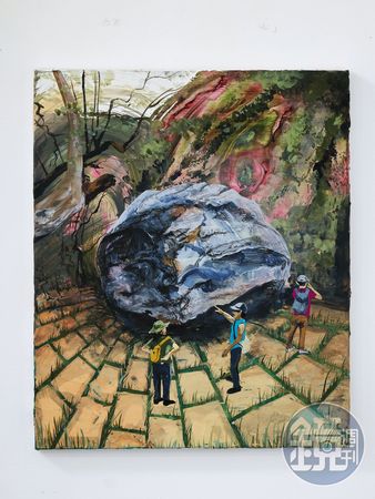 寫生團曾跟著「跳浪藝術節」的考察團進入山月村，看見那毀掉了建築的巨石。（花蓮地震寫生團提供）