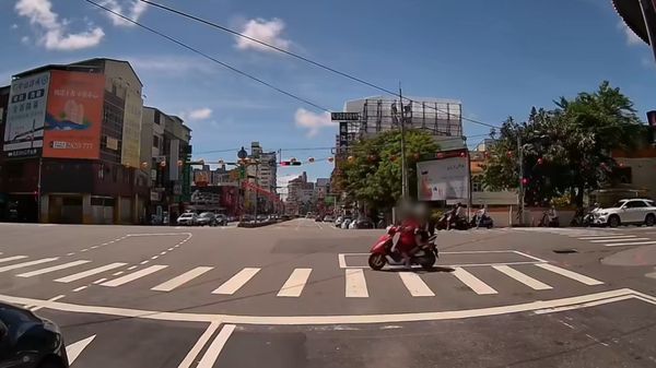 ▲台南三寶騎士騎斑馬線撞左轉車肇逃。（圖／翻攝自台南大小事，下同）