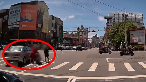 ▲台南三寶騎士騎斑馬線撞左轉車肇逃。（圖／翻攝自台南大小事，下同）