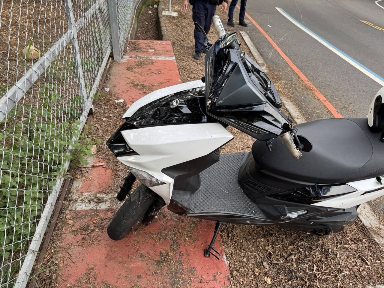 Re: [新聞] 139縣道慘烈自摔！18歲男剛畢業無照騎 