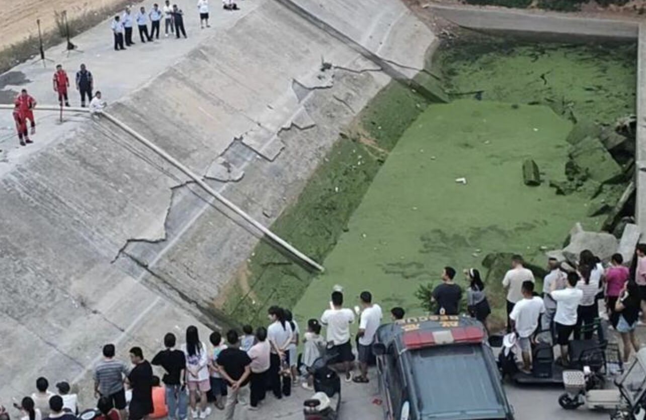 ▲抓捕鱷魚的行動引起上百村民圍觀。（圖／翻攝揚子晚報）
