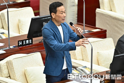 「柯文哲被判17年全仗鍾小平」　王瑞德讚：台灣英雄1人滅1黨