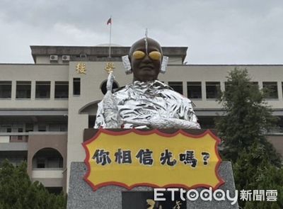慶畢業!金門國中生爆改蔣公銅像變「奧特曼」 校方曝設計靈感