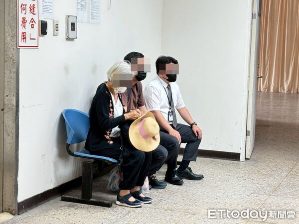 ▲▼台南成大旁車禍1死2傷，死者陳翁胞妹、侄子抵達殯儀館相驗。（圖／記者林東良攝）