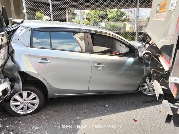 ▲台76線林厝交流道閘道口發生6車連環追撞釀3傷。（圖／國道警方提供）