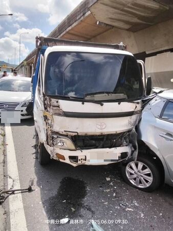 ▲台76線林厝交流道閘道口發生6車連環追撞釀3傷。（圖／國道警方提供）