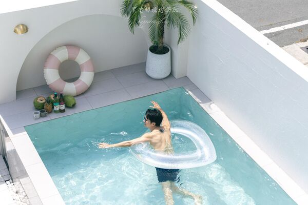 ▲▼一個人只要900元就可以享受到北歐質感民宿，庭院泳池簡直太Chill。（圖／部落客黑皮提供）