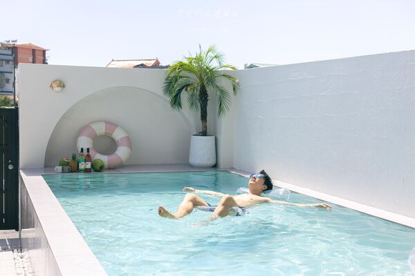 ▲▼一個人只要900元就可以享受到北歐質感民宿，庭院泳池簡直太Chill。（圖／部落客黑皮提供）