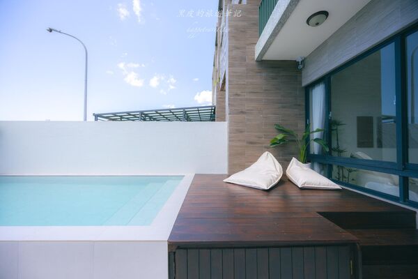 ▲▼一個人只要900元就可以享受到北歐質感民宿，庭院泳池簡直太Chill。（圖／部落客黑皮提供）