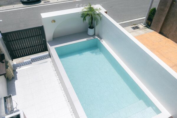 ▲▼一個人只要900元就可以享受到北歐質感民宿，庭院泳池簡直太Chill。（圖／部落客黑皮提供）