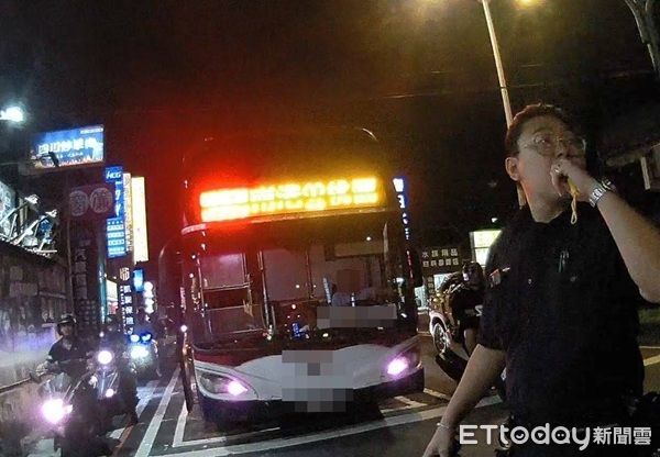 ▲公車拋錨路中，謝青樺所長呼叫支援。（圖／桃園警分局提供）