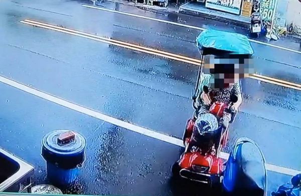 ▲彰化阿嬤騎乘電動自行車撞倒機車後逃逸。（圖／翻攝自彰化人大小事）