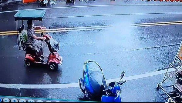 ▲彰化阿嬤騎乘電動自行車撞倒機車後逃逸。（圖／翻攝自彰化人大小事）