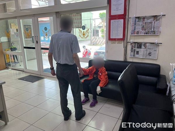 ▲▼並將她帶回派出所，同時通知家屬領回。（圖／八德警分局提供）