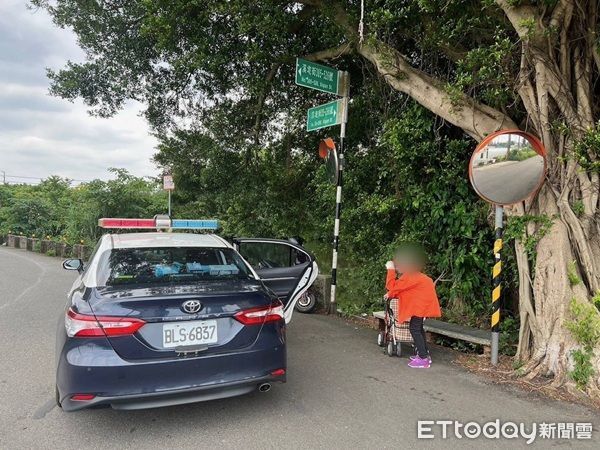▲▼並將她帶回派出所，同時通知家屬領回。（圖／八德警分局提供）