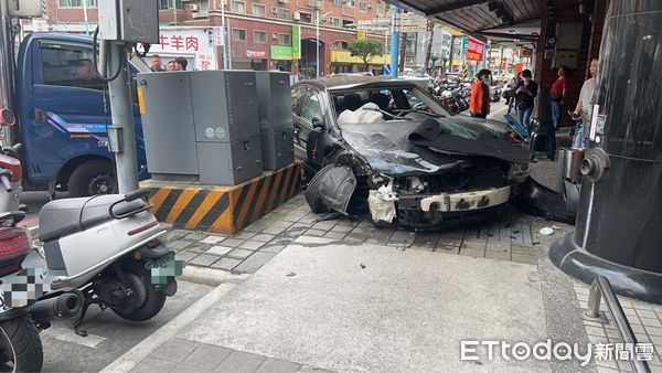 ▲▼吳姓通緝犯駕車自撞波及路旁小貨車，造成司機擦挫傷             。（圖／記者陳以昇翻攝）