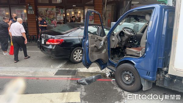 ▲▼吳姓通緝犯駕車自撞波及路旁小貨車，造成司機擦挫傷             。（圖／記者陳以昇翻攝）