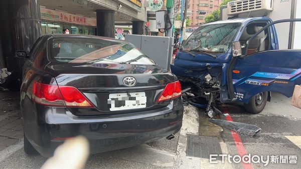 ▲▼吳姓通緝犯駕車自撞波及路旁小貨車，造成司機擦挫傷             。（圖／記者陳以昇翻攝）