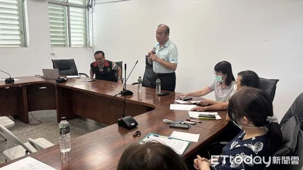 ▲▼玉里鎮公所召開「緊急避難包及救護包發放作業」說明會，邀集各里里長及里幹事一同討論發放流程。           （圖／記者王兆麟翻攝，下同）