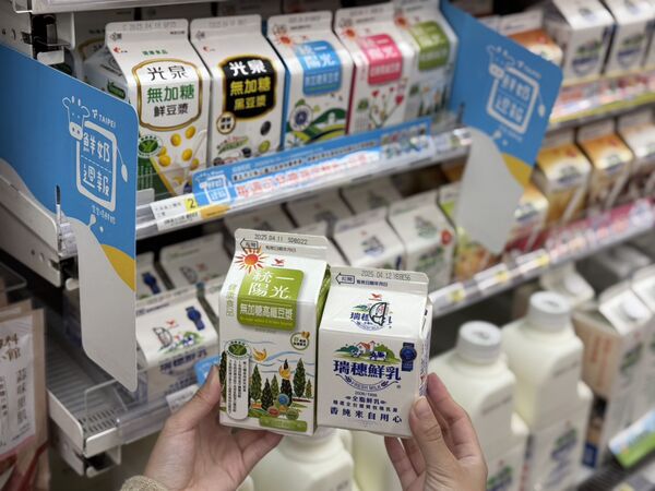 ▲▼7-11推出鮮乳優惠，限定哈燒專櫃販售全新「炳叔烤玉米」。（圖／業者提供）